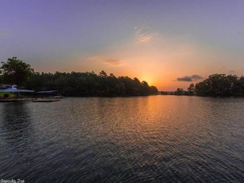 Hot Springs Apartment | LAKEFRONT 7 MIN to OAKLAWN & 10 MIN to DOWNTOWN STR License #A22-0004