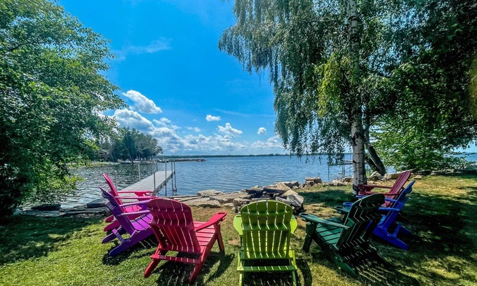 Sturgeon Bay Cabin | Lakefront! Amazing Fishing! Arcades, Kayaks, Bikes