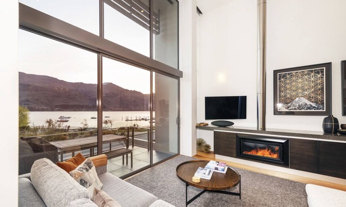 Wanaka Apartment | Lakefront Apartment close to town