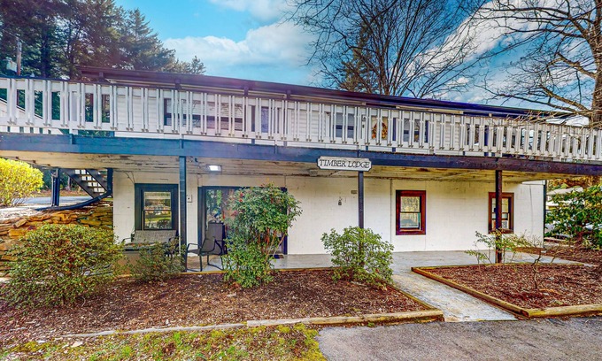 Flat Rock Apartment | Lakefront apartment with on-site pool, tennis, grill, & patio - dog-friendly