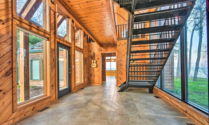 Applegate Cottage | Lakefront Applegate Retreat w/Private Beach!