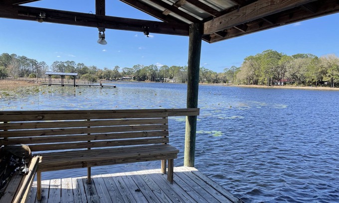 Pomona Park House | Lakefront Banana Ln Bungalow with hottub and kayaks