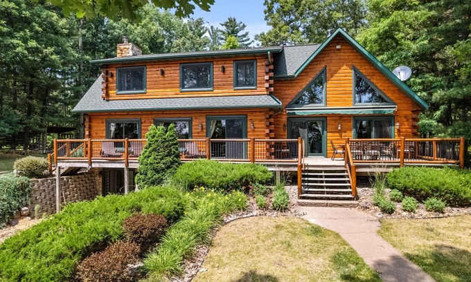 Friendship Ski Chalet | Lakefront-Bar-Arcade-30 min to WI Dells-Water Toys