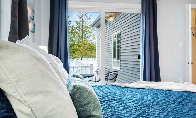 Hartland House | Lakefront & Beach, Game Room, Gorgeous Views, Swim, Kayak, Fire Pit & Pizza oven