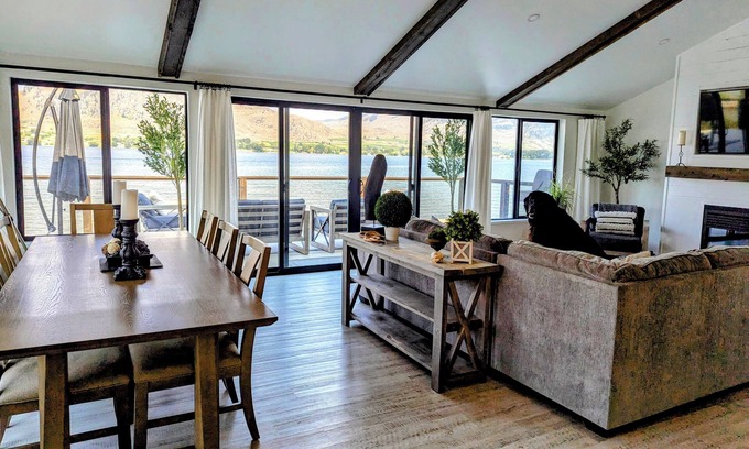 Oroville House | Lakefront Bliss: Modern Farmhouse Retreat - Newly Renovated, Steps to the Water!