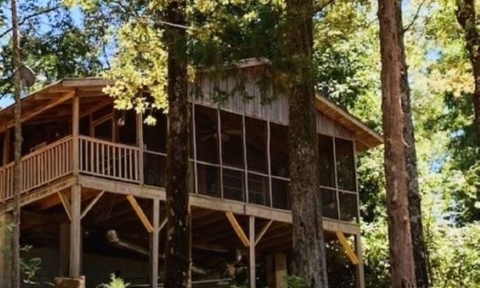 Oakland House | Lakefront Cabin at Point Pleasant on Enid Lake