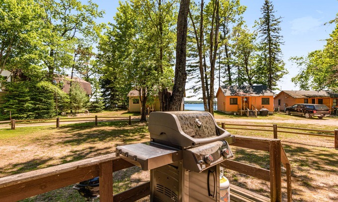 Conover Cabin | Lakefront cabin at Scott’s Twin Lake Resort with swimming beach, docks & firepit