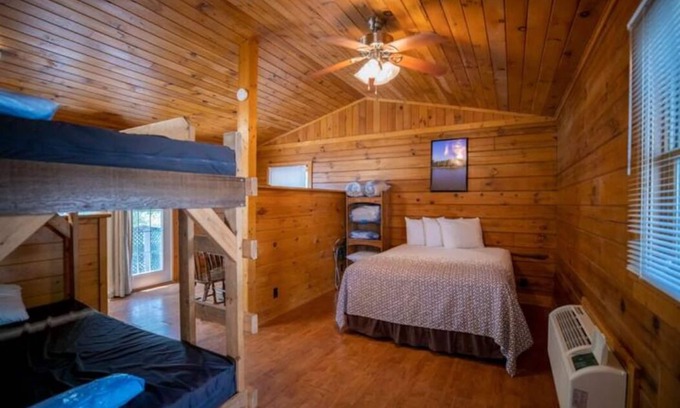 Cadiz Cabin | Lakefront Cabin - Breathtaking Lake Barkley Views