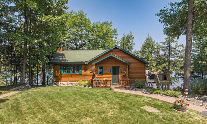 Minocqua Resort | Lakefront Cabin Resort – 11 Bedrooms, 4 Cabins, Sleeps 25 – Lake Tomahawk, WI