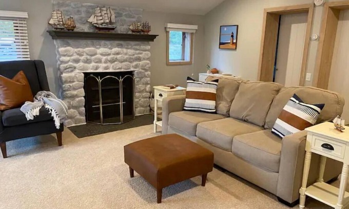 Houghton Lake Heights Cabin | Lakefront Cabin with Sandy Beach, Deck & Firepit!