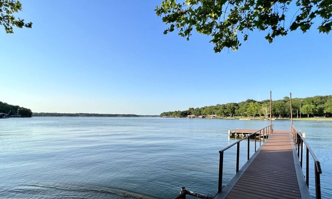 Myra House | Lakefront Club House on Moss Lake