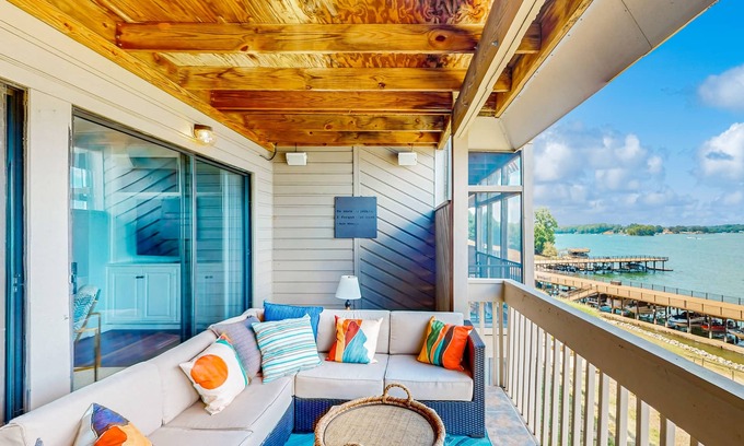 North Shore Condo | Lakefront condo w/breathtaking views & wheelchair accessibility