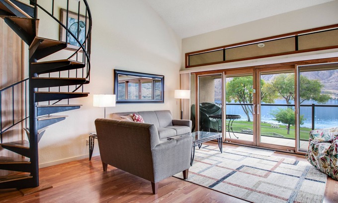 Chelan Condo | Lakefront Condo with Shared Dock, Pool, Hot Tub & Tennis