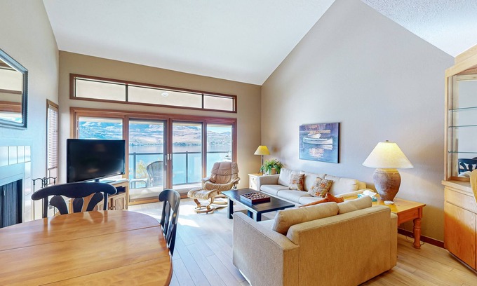 Chelan Condo | Lakefront Condo with WiFi - Dock Features Shared Hot Tub & Pool