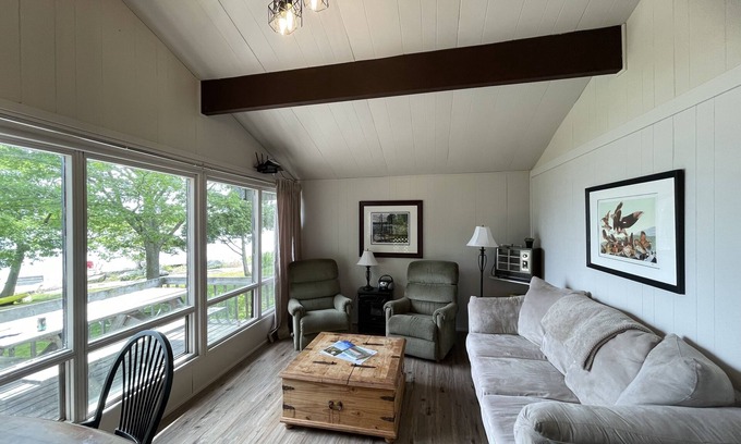 Carling Cottage | Lakefront Cottage at the end of the road