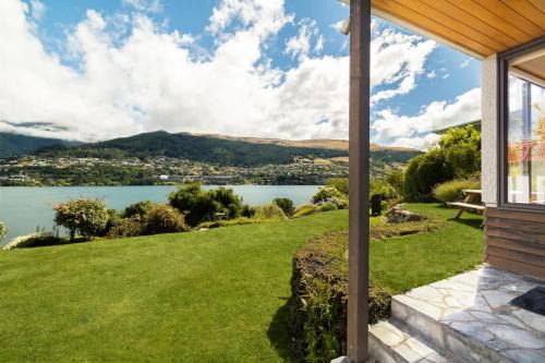 Kelvin Heights Apartment | Lakefront Cottage