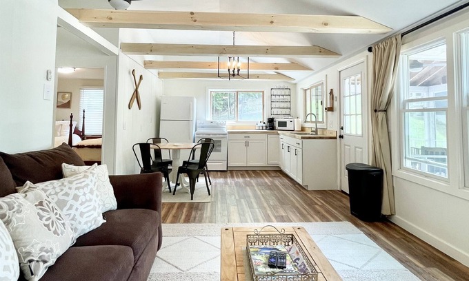 Hillsboro Cottage | Lakefront Cottage on Franklin Pierce Lake!