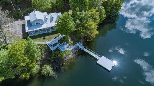 Topton Villa | Lakefront Cottage - Spacious House with Private Dock