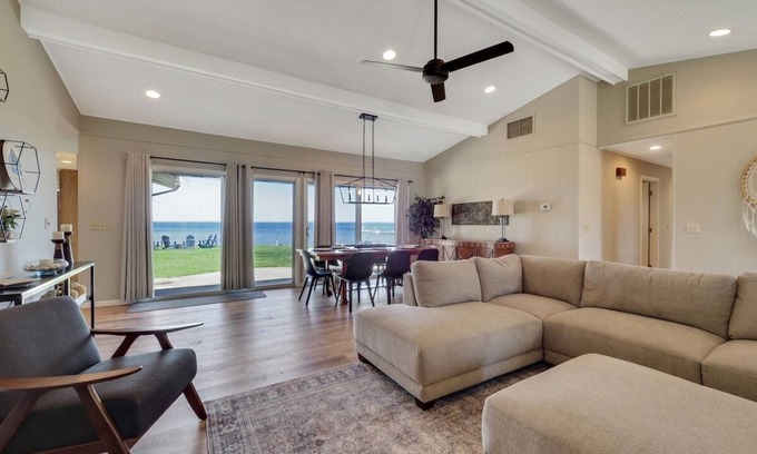 Moorestown Cottage | Lakefront Cottage with dock