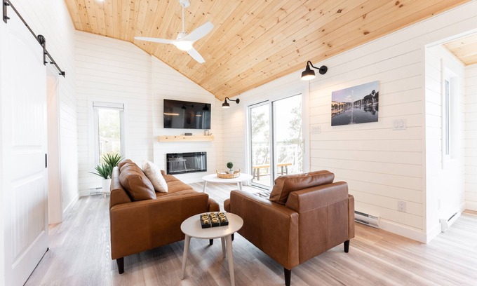 Manitoba Cottage | LAKEFRONT COTTAGE WITH GREAT VIEWS, FULL KITCHEN, & STARLINK Wi-Fi