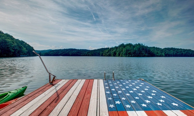Unaka House | LAKEFRONT Dock Holiday - Hiwassee Lakefront home with Resort Activities!