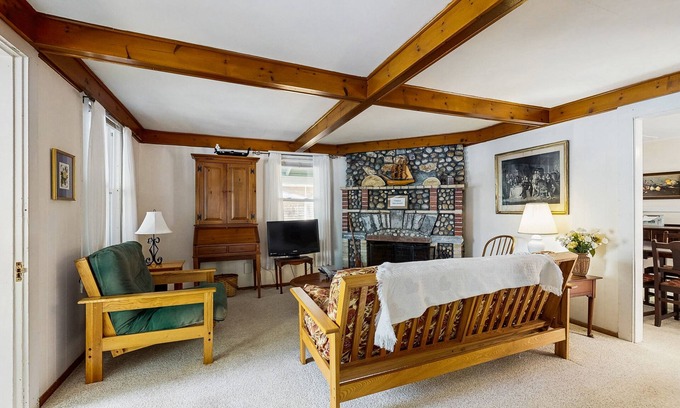 Smithfield Cottage | Lakefront dog friendly cottage w/a dock & beautiful sunset views