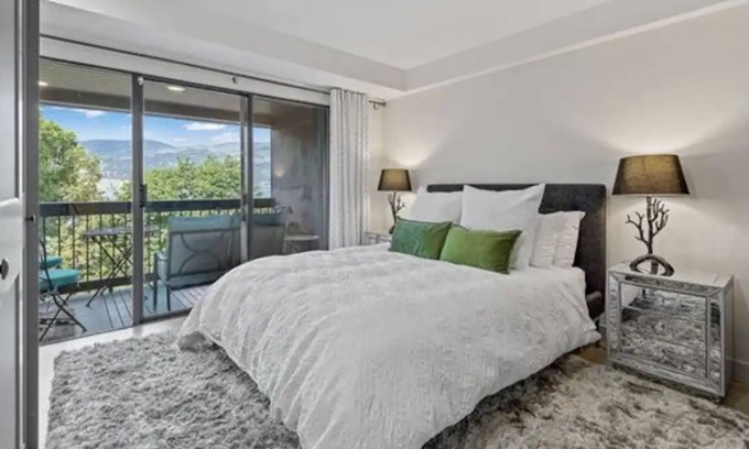 Kelowna Central Business District Condo | Lakefront Downtown Condo