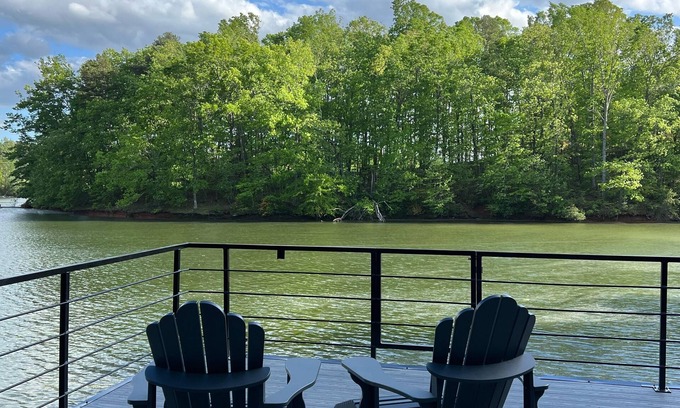 Dawsonville House | Lakefront family home w/private 2-story dock & NEW outdoor deck for dining!
