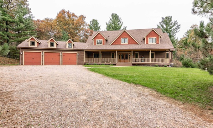 Friendship House | LAKEFRONT FAMILY RETREAT ON THE EASTERN SIDE OF CASTLE ROCK LAKE - PET FRIENDLY