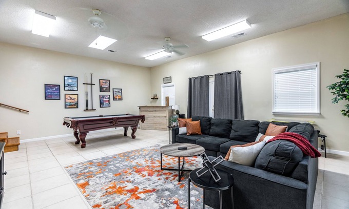 Sherwood House | Lakefront, Fishing, Fun & Games, BBQ, WIFI