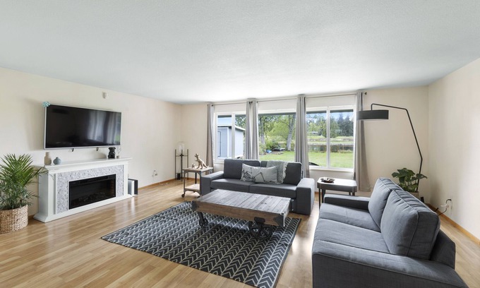 Olympia House | Lakefront Gateaway at Chambers Lake - 3 bd 2 ba w/AC