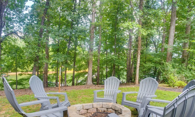 Dawsonville Cottage | Lakefront Georgia Abode w/ Dock & Screened Patio!