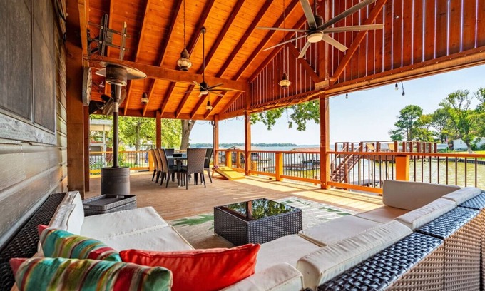 Cedar Creek Reservoir House | Lakefront Getaway: 360 Water View & Party Deck