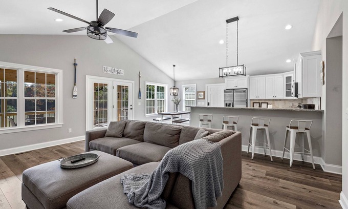 Southmont House | Lakefront Getaway: Dock, Kayaks, Fire Pit, 70" TV