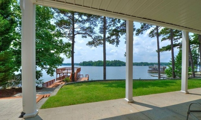 New London House | Lakefront Getaway - Putting Green ⛳️, Boat Dock, Arcade, Game Consoles, & Kayak