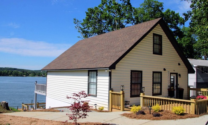 Centre House | Lakefront Getaway | Sleeps 8+ | Private Pier & Hot Tub
