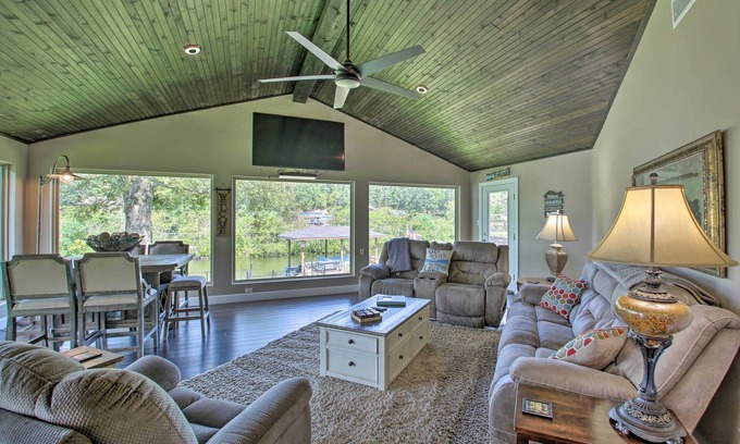 Mid America House | Lakefront Haven Near Oaklawn & Casino Resort!