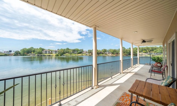 Lake Hamilton Condo | Lakefront home away from home!