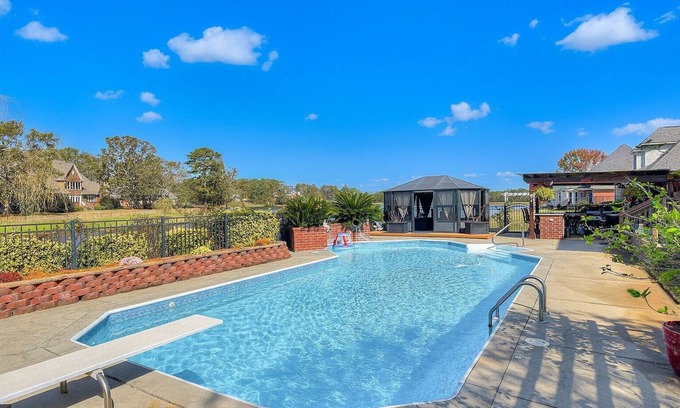 Evans House | Lakefront Home for Families & Groups – Pool, Kayaks, BBQ, Deck, Fishing