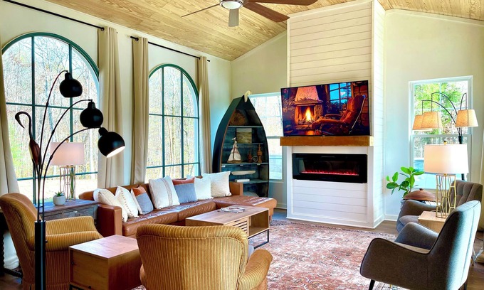 Cedar Bluff House | Lakefront home in Cedar Bluff, Alabama.