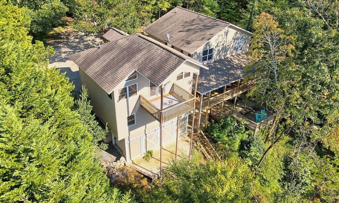 Unaka House | Lakefront Home in Gated Bear Paw with private Dock and Starlink Internet