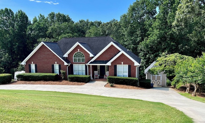 Lake Ranch Estates House | Lakefront Home/Large Dock/Swim Friendly Cove/Minutes to downtown Gainesville!