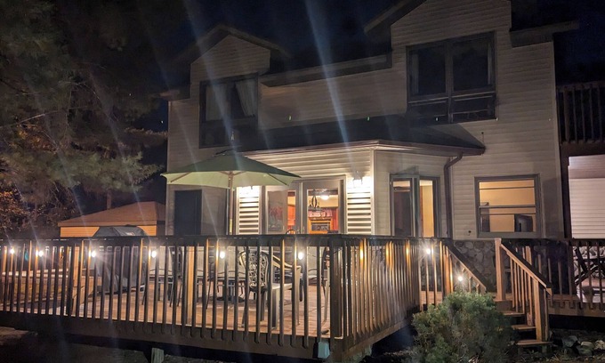 Friendship House | LAKEFRONT HOME ON CASTLE ROCK LAKE WITH PRIVATE PIER - PET FRIENDLY