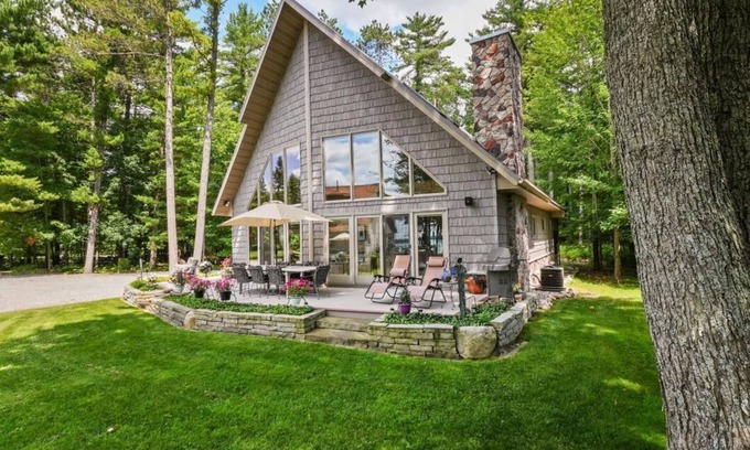 Higgins Lake House | LAKEFRONT HOME w BEACH @ HIGGINS LAKE !