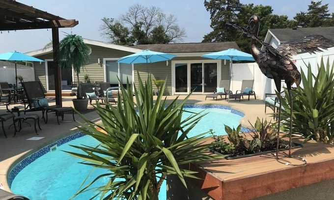 Camdenton House | LAKEFRONT HOME w/Dock Slip PRIVATE POOL& nBackyard bar&grill Perfect 4 Familiesn