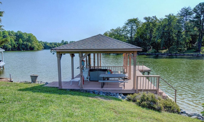 Livingston House | Lakefront home with Fiber Wifi, dock, private swim area & water toys - dog OK