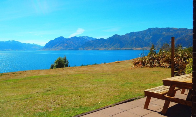 Lake Hawea House | Lakefront House - overlooking Lake Hawea
