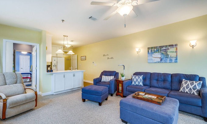 Huddleston Condo | Lakefront Huddleston Condo w/Community Pool