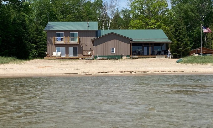 Menominee House | Lakefront Lake Michigan Beach House 5,500sf
