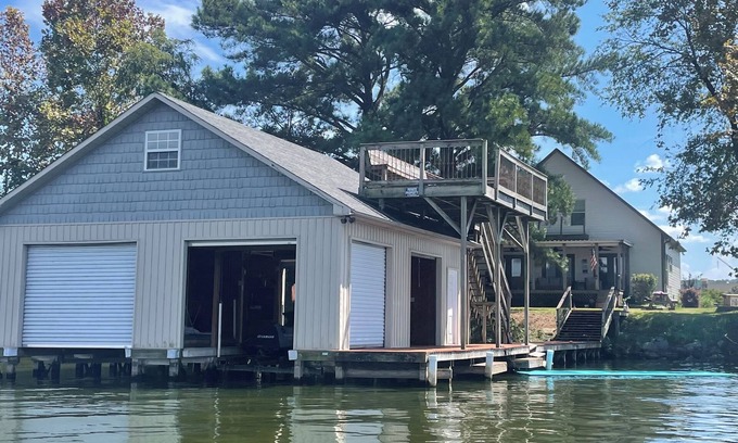 Guntersville House | Lakefront Lifestyle you've been dreaming of awaits in this waterfront community.